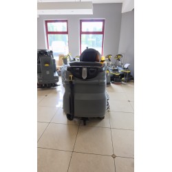 Szorowarka Karcher z fotelem dla operatora B200