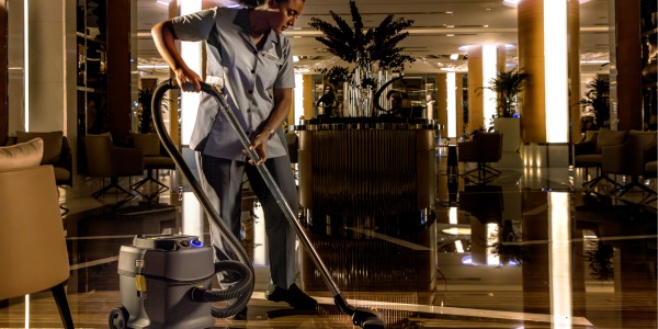 Profesjonalny odkurzacz Karcher w branży hotelarskiej